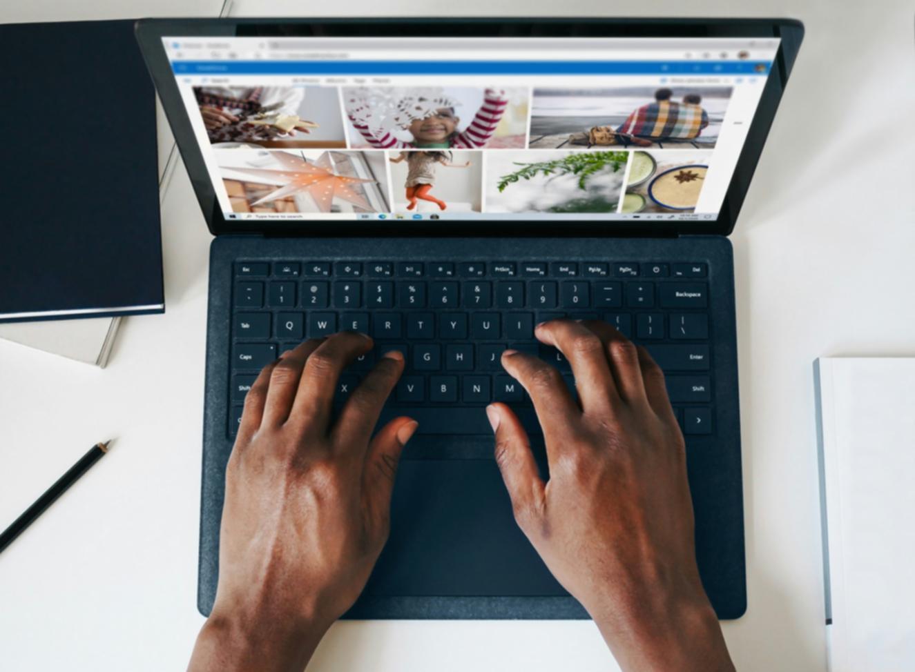 Formateur expliquant des concepts financiers sur tableau