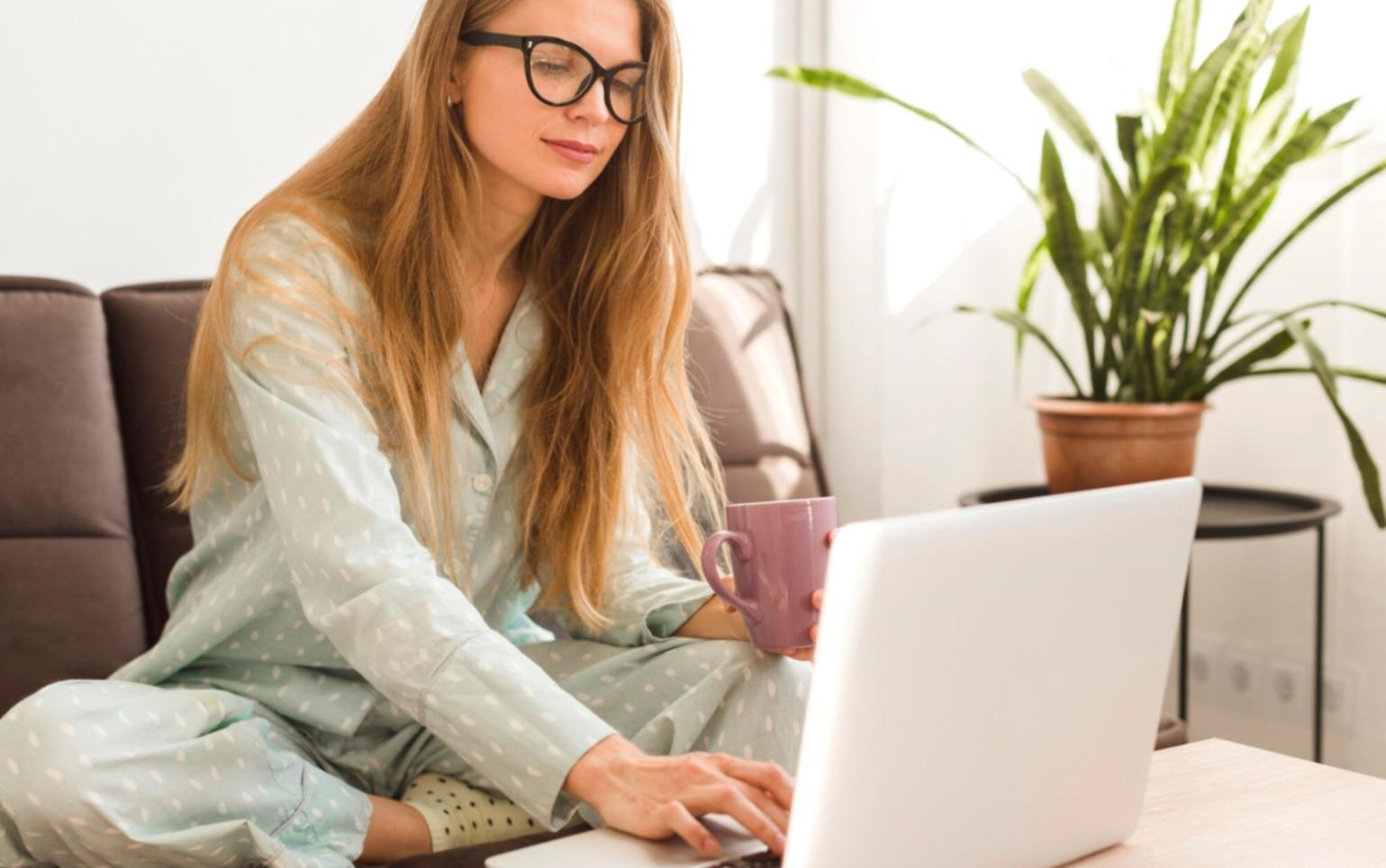 Espace de formation moderne avec équipements numériques
